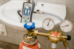 Ein Druckprüfungsgerät liegt in einem Waschbecken.